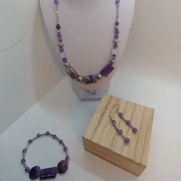 A Handmade set necklace bracelet earrings.